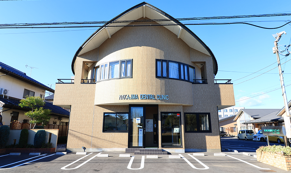 公式トップに掲載された医院外観と入口