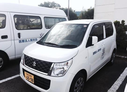 医療法人南労会表示の送迎車