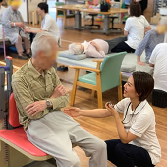 公式リハビリテーション科ページに掲載されたリハビリ支援の場面