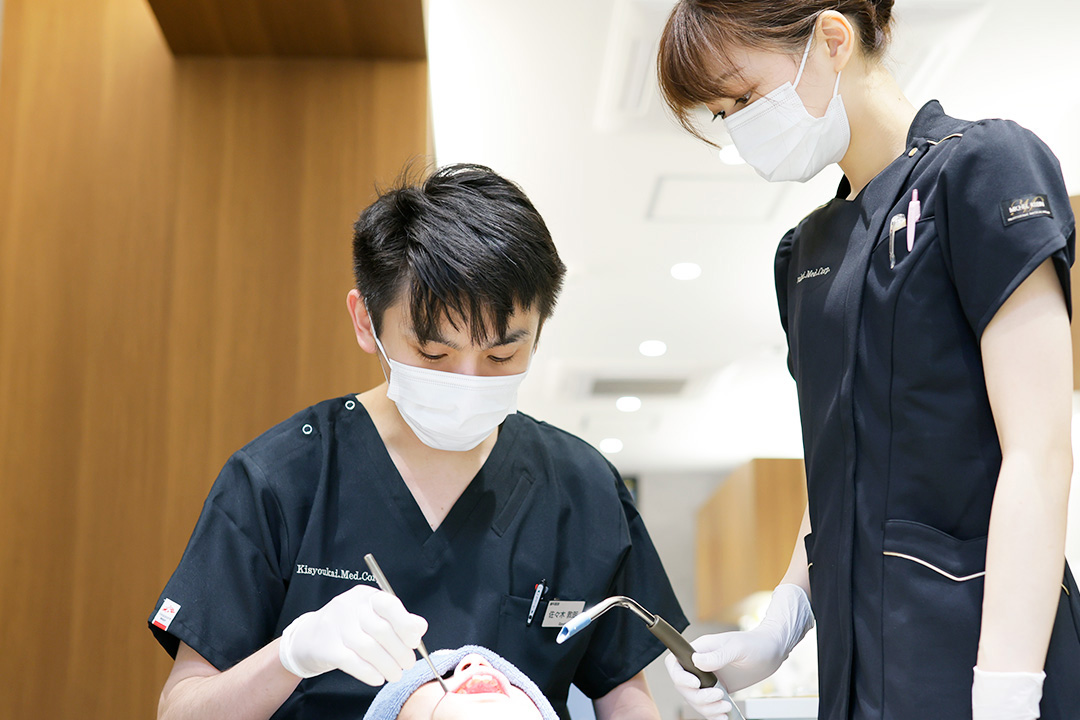 公式「当院の治療」掲載のスタッフによる診療場面