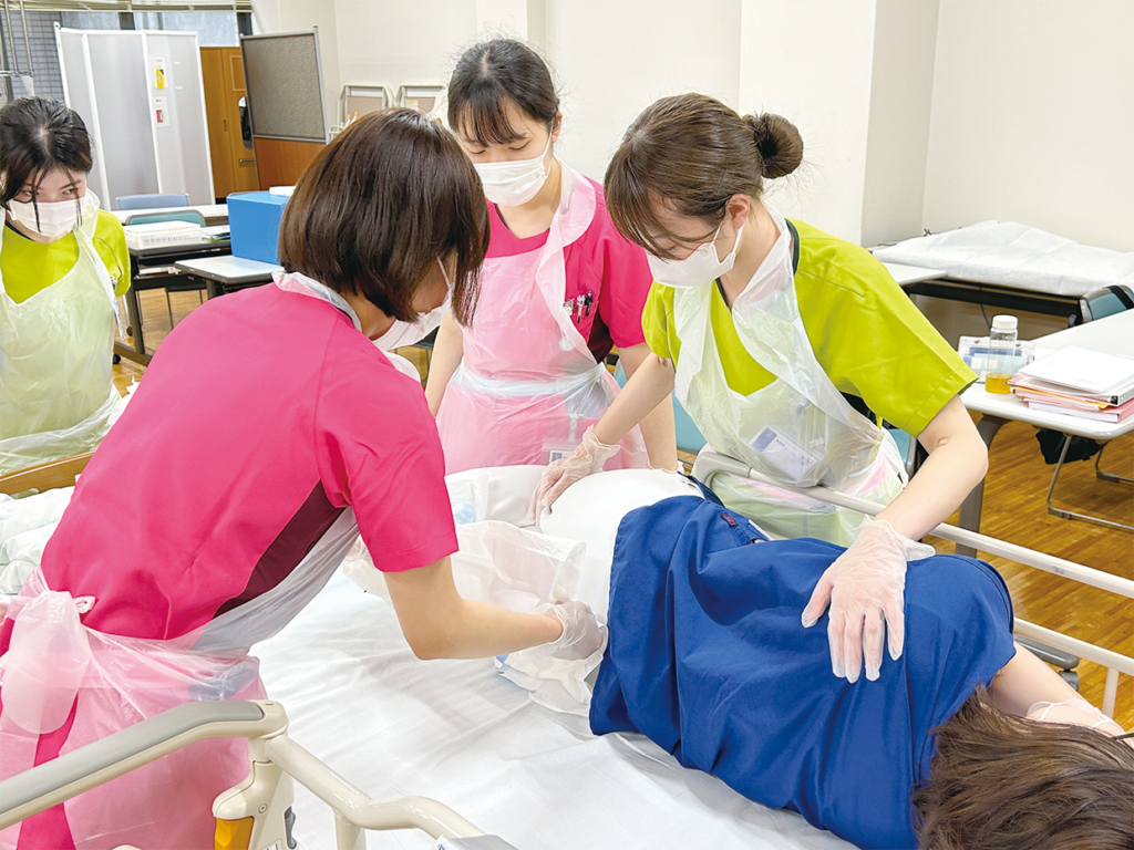 公式看護部教育・研修ページに掲載されたスタッフによる看護技術研修