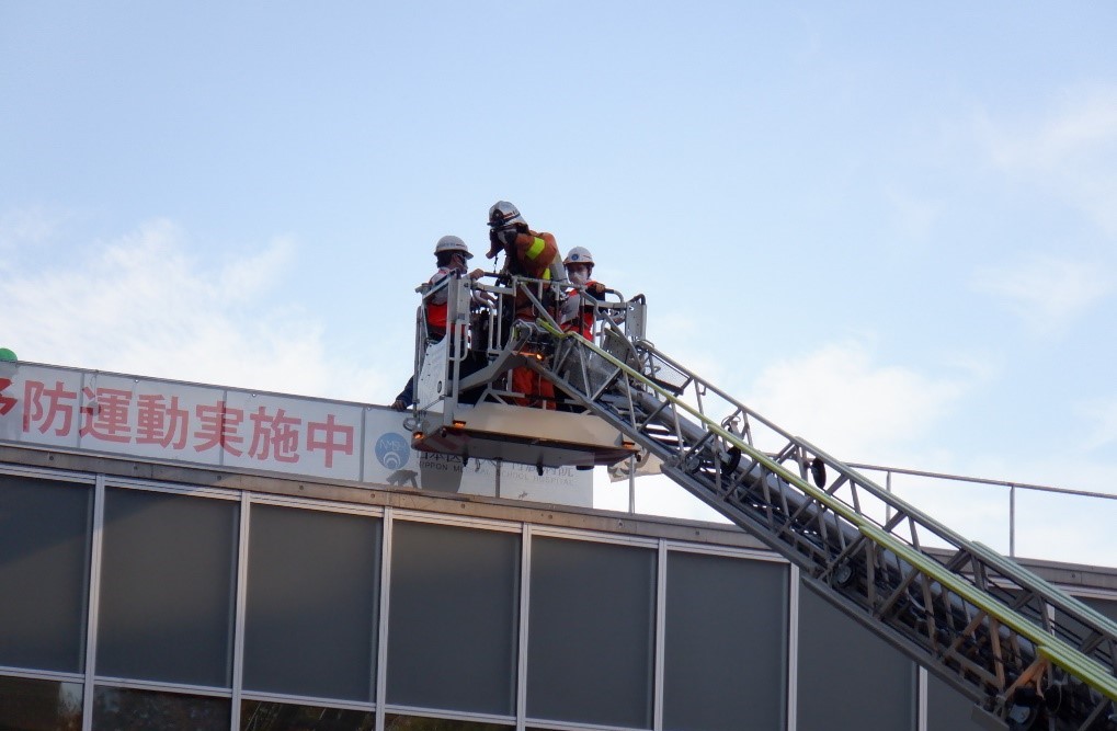 はしご車を用いた消防との合同防災訓練