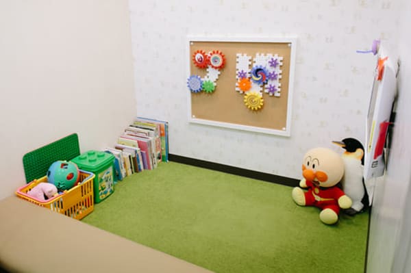 おもちゃと絵本を置いた院内のキッズスペース