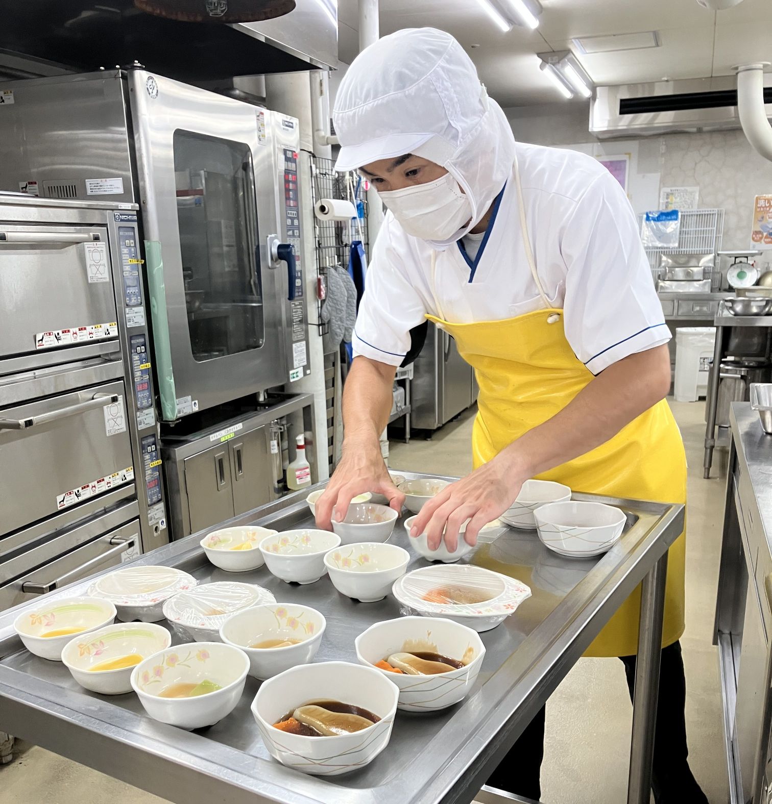 附属病院の栄養科で食事を準備するスタッフ