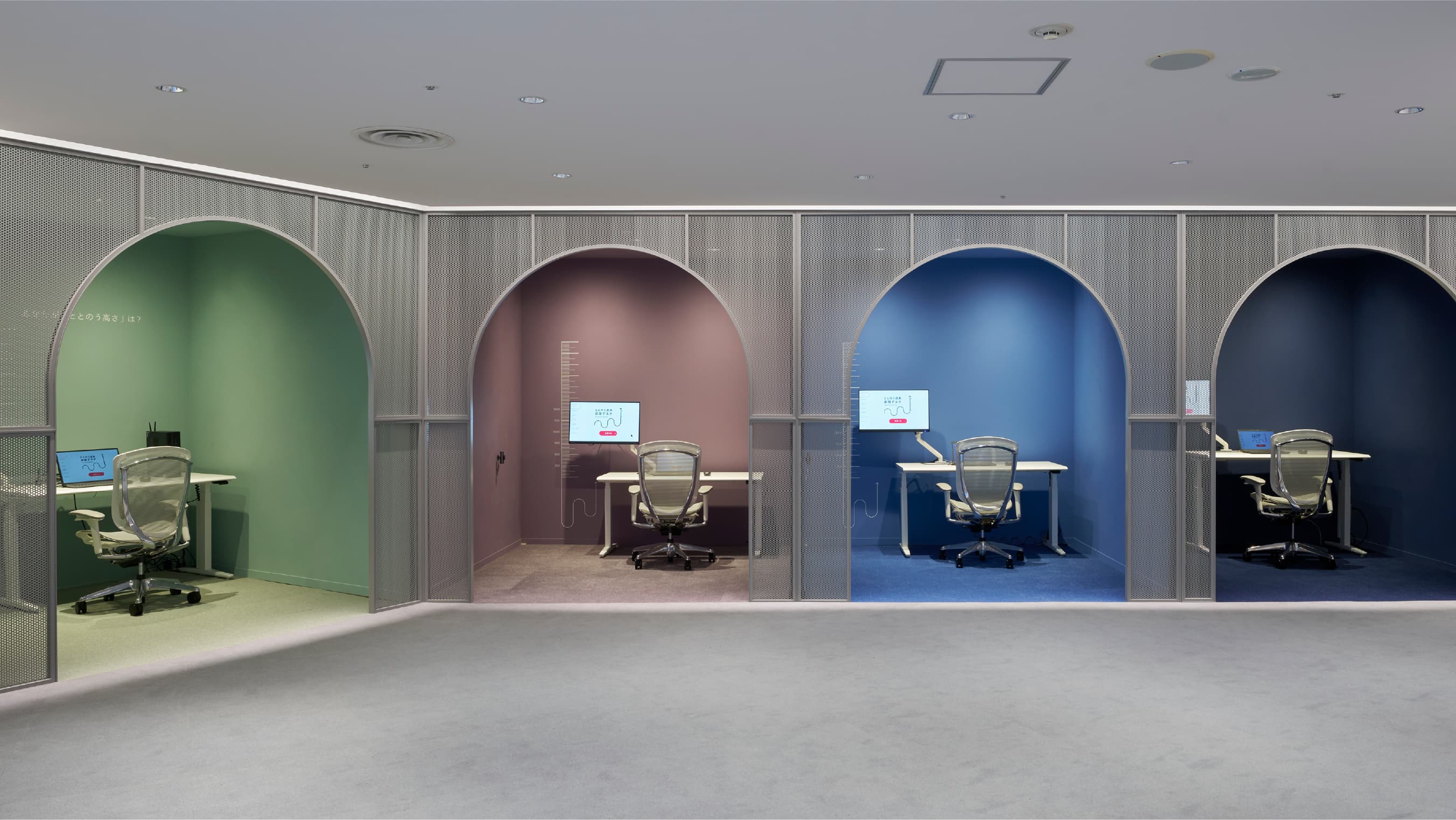 個人用ワークブースとオフィスチェアを展示するオカムラ ガーデンコート ショールーム