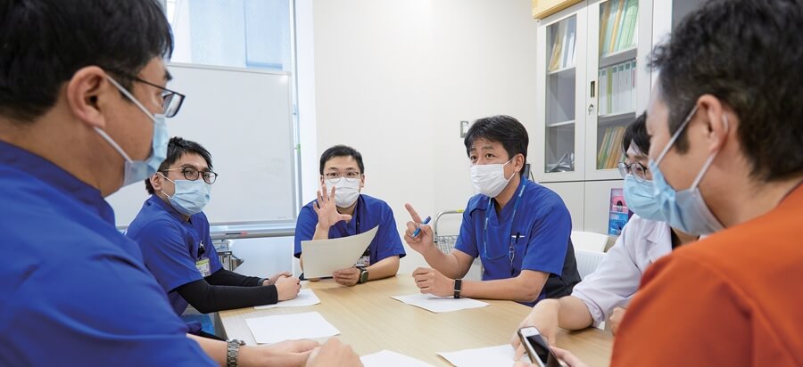 打ち合わせをする多職種の医療スタッフ