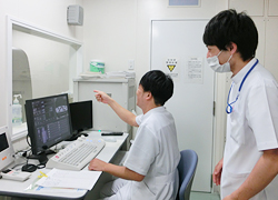 公式部門紹介に掲載される放射線部の検査機器とスタッフ