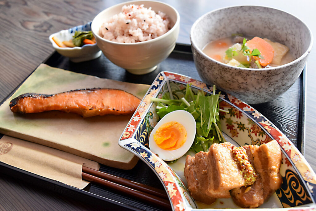 酒粕漬けの鮭を含む蔵元ごはん