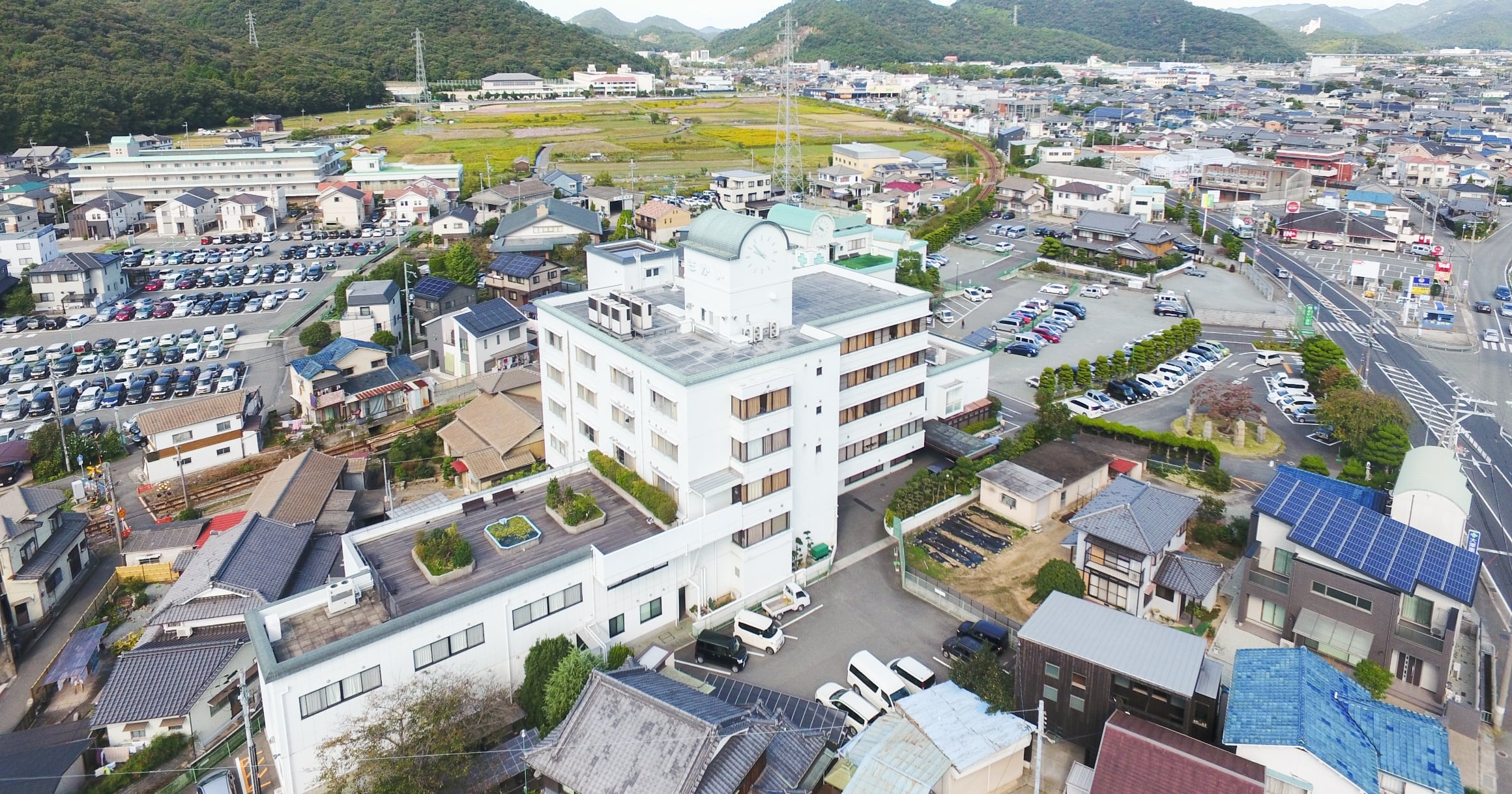 酒井病院と周辺の街並みを写した空撮