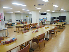 無人の通所リハビリセンターデイルーム