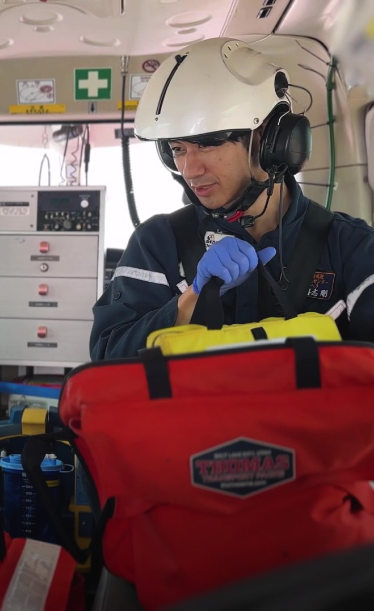ドクターヘリ機内で活動する救急スタッフ