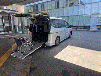 公式人工透析センターに掲載された無人の車いすリフト