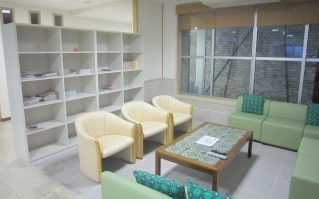 健診センター前の図書コーナー