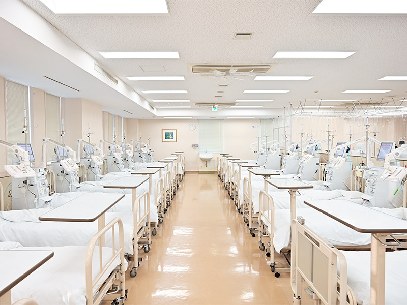 無人の透析室通路と設備