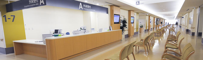 公式の各部門紹介に掲載された外来受付と待合空間