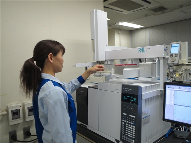 研究設備で分析作業をするスタッフ