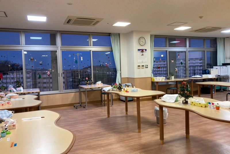 公式療養病棟紹介に掲載される、利用者を写さない食堂・共有スペース