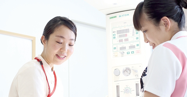 医療機器のそばで働く昭和医科大学病院の看護スタッフ