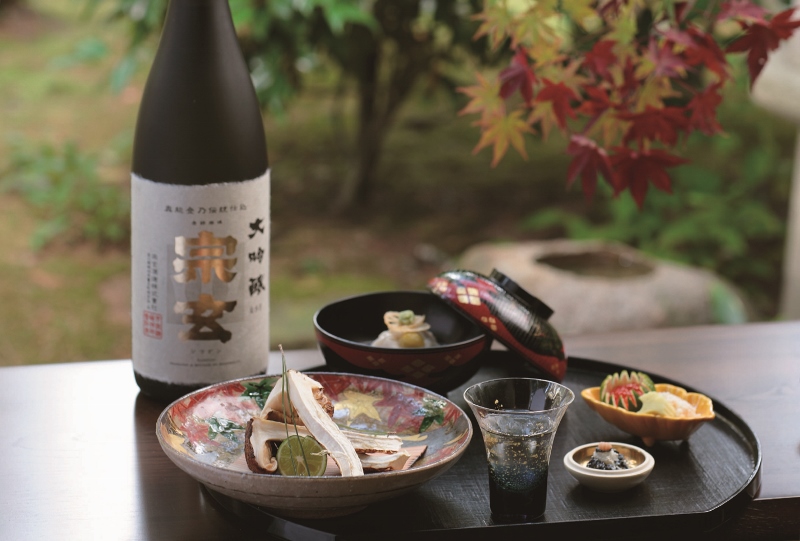 宗玄大吟醸の瓶と酒器、料理を配した公式商品写真