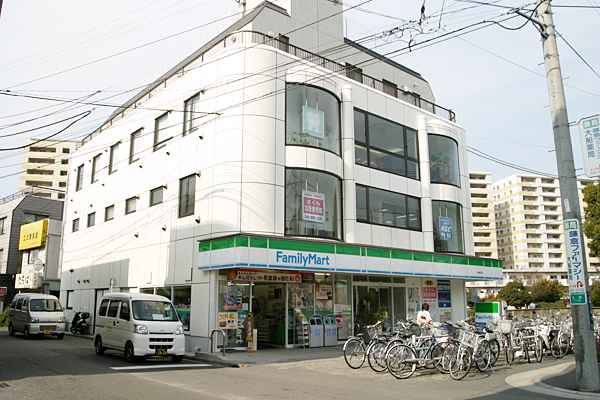公式医院案内掲載、1階ファミリーマートと医院のあるリーフビル外観