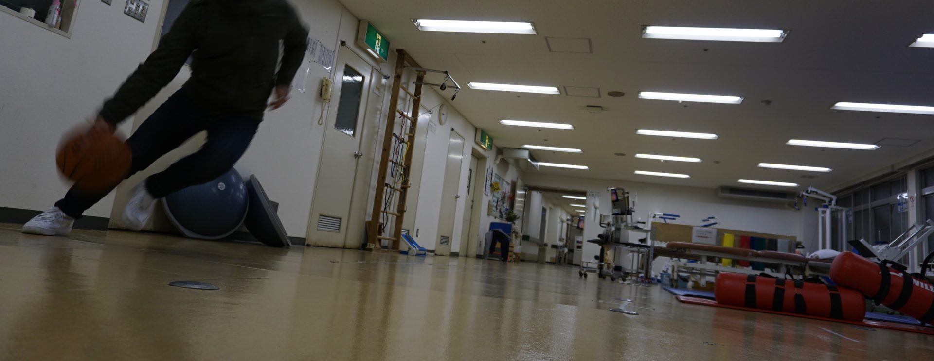 リハビリテーション室でのスポーツ動作訓練