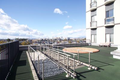 人物のいない屋外リハビリ空間