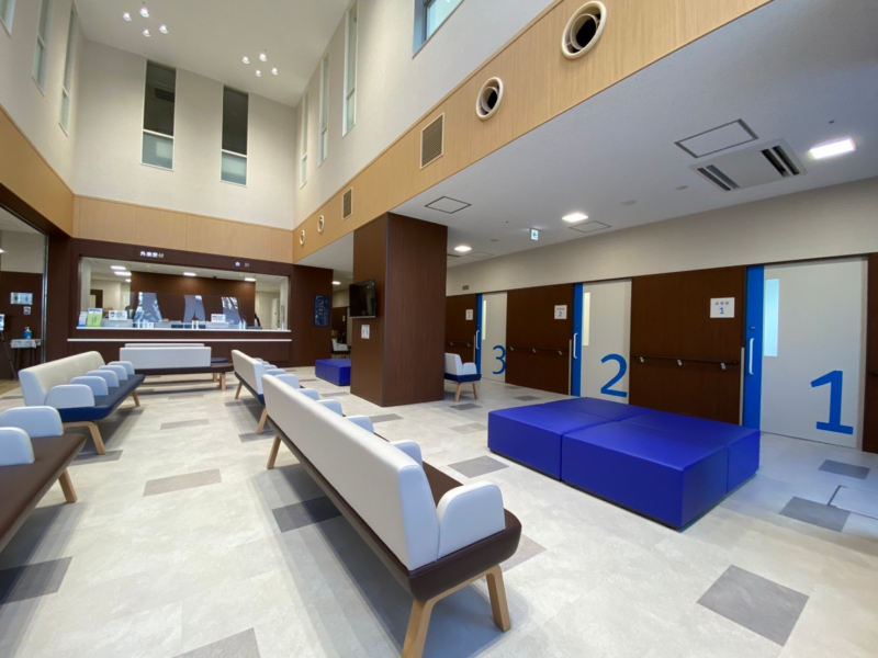 深川立川病院の外来受付と待合室