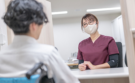 公式職種紹介ページ由来の社会福祉士文脈画像。