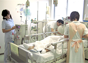 病床周辺でケアを行う看護師