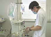 医療機器を確認する臨床工学技士