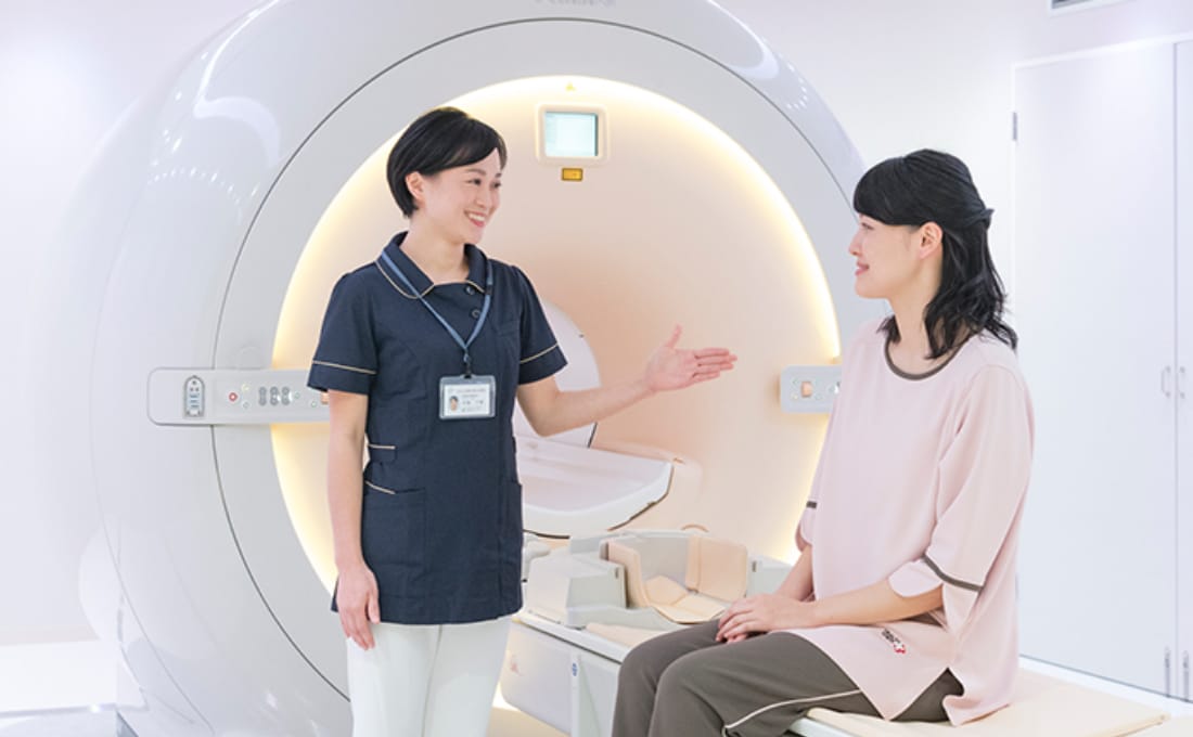 MRI検査を案内するスタッフと患者