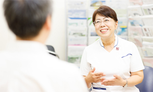 看護師が来院者に相談対応する様子