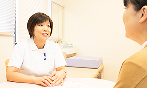 看護師が来院者と対話するがん相談の場面