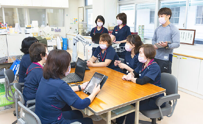 院内で情報共有する看護スタッフ