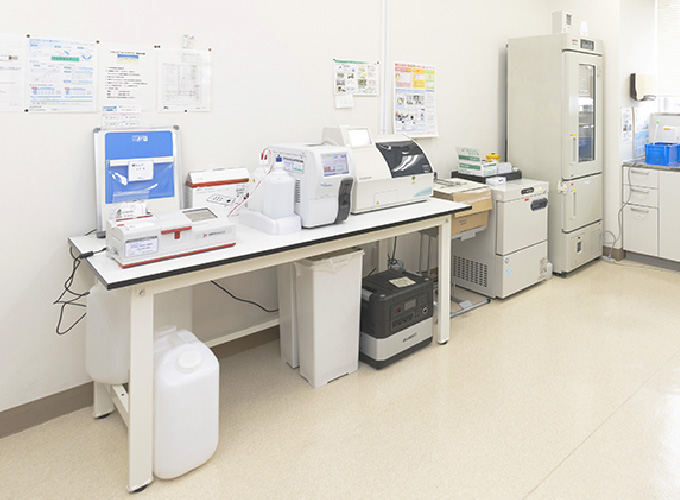 検査機器を備えた院内の検査室