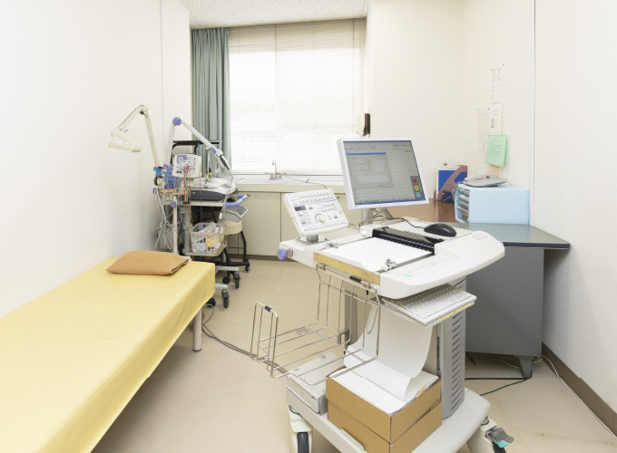 検査ベッドと生理検査機器のある院内設備