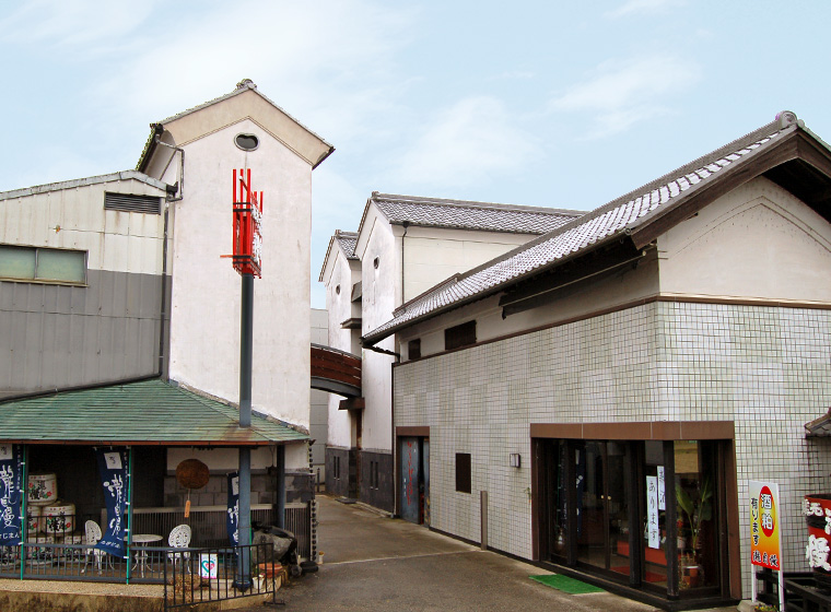 公式会社概要に掲載された瀧自慢酒造の蔵建物と店頭