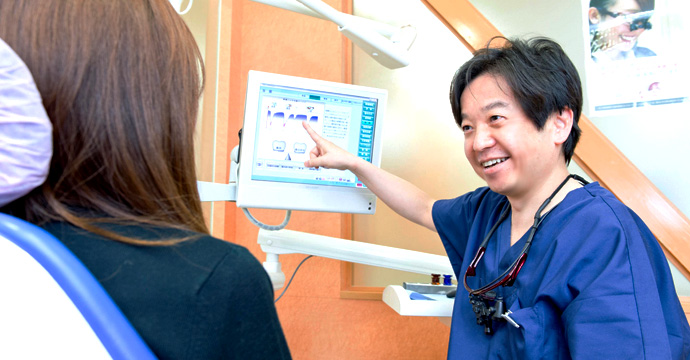 公式「当院が選ばれる理由」掲載の説明場面。