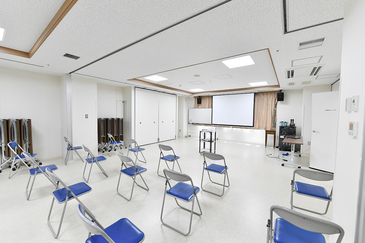 作業療法室の椅子とスクリーン