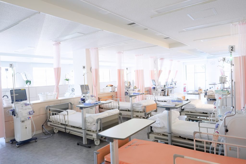 公式透析施設紹介に掲載された、無人の透析室。