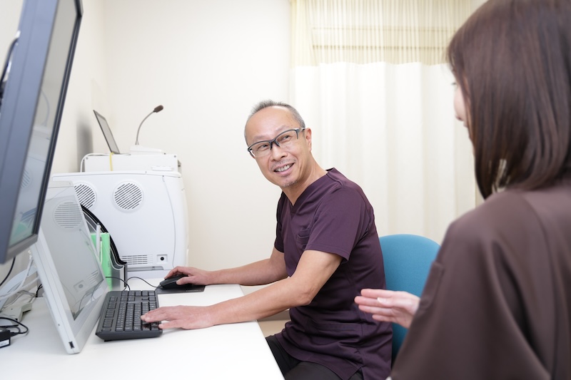医師から入院治療の説明をする場面