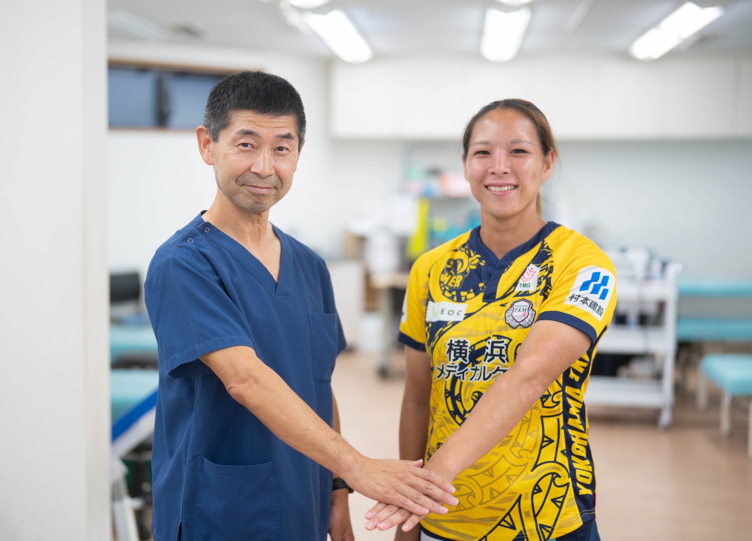 公式スポーツ医学センターページに掲載された医師とスポーツ選手の写真