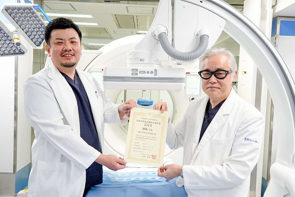 ERセンターの診療機器の前に立つ医師