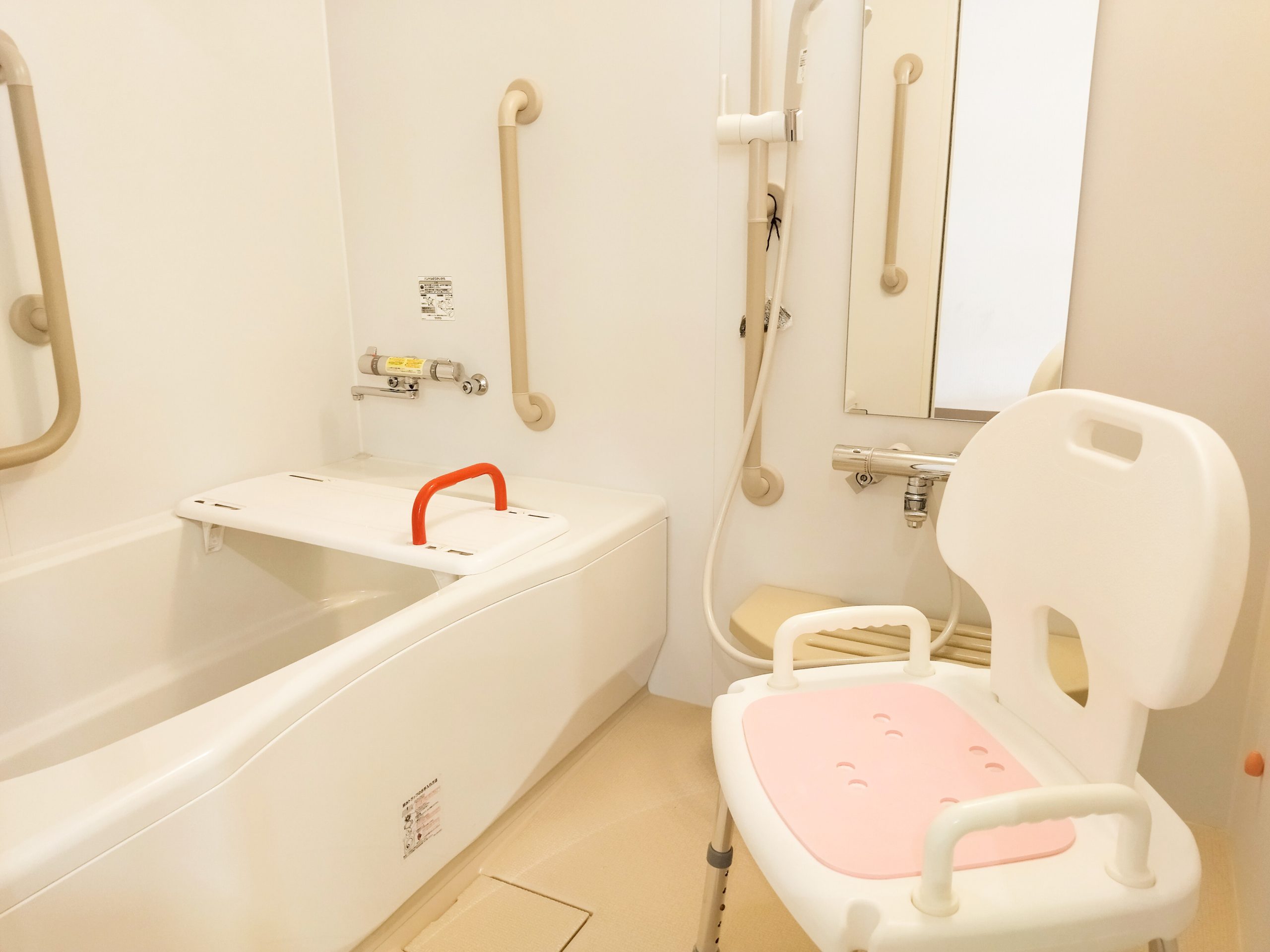 手すりと入浴補助具を備えた訓練用浴室