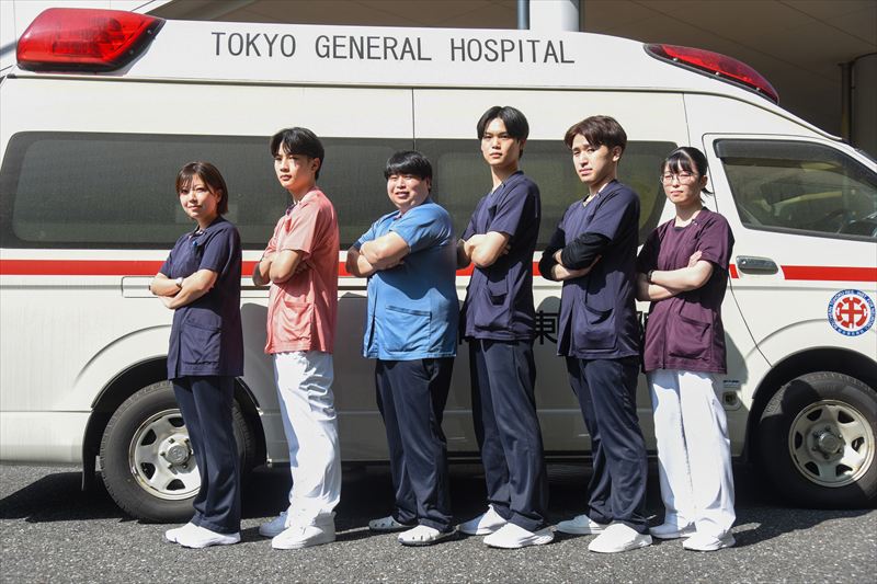 総合東京病院の救急スタッフと救急車