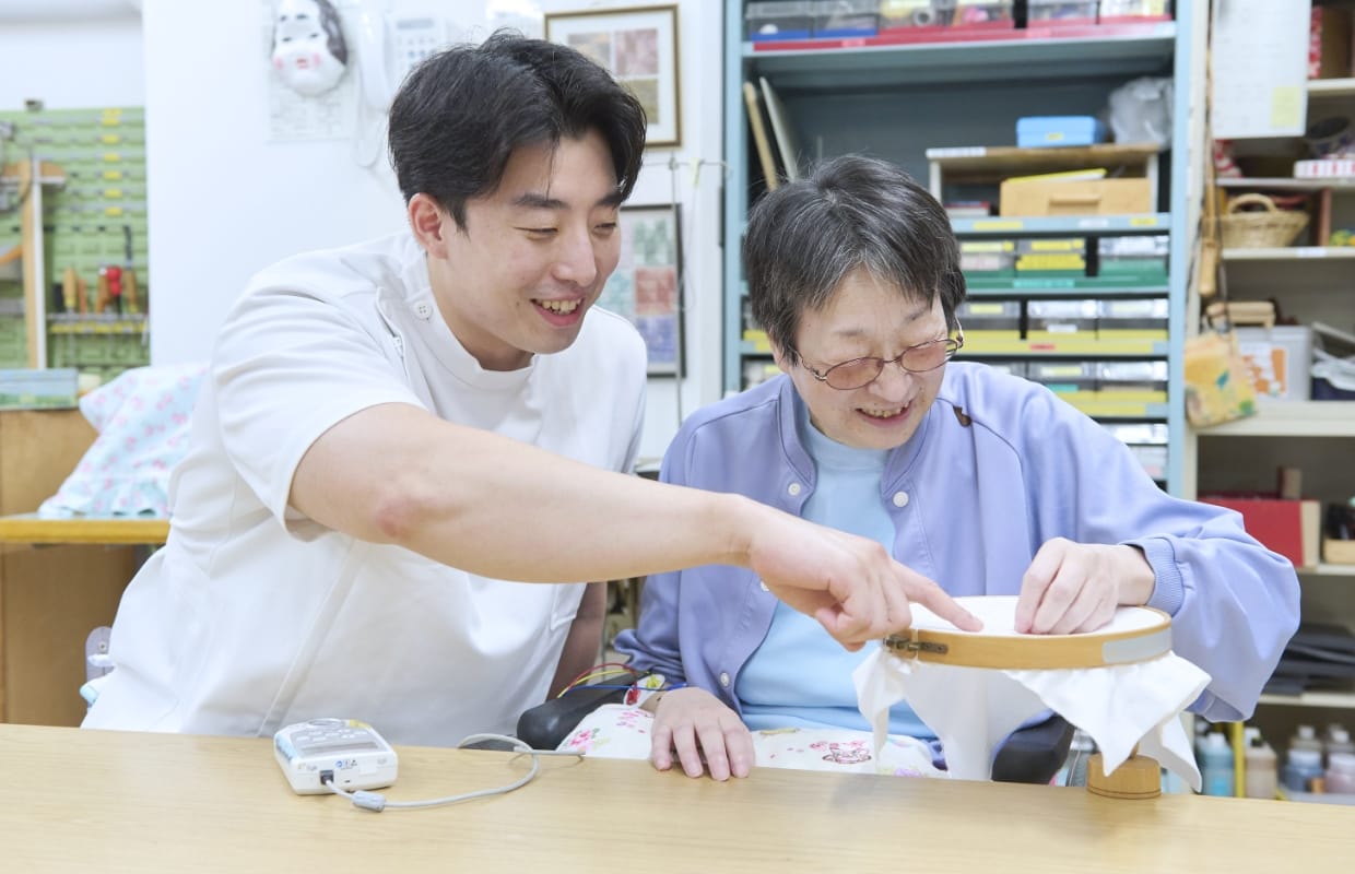 療法士と患者が作業活動に取り組む場面