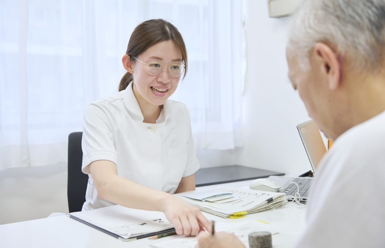 職員と入院患者が身体を動かす集団活動