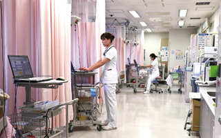 医療スタッフと医療機器を備えたICU