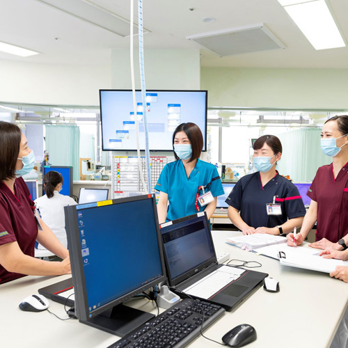 東京臨海病院の看護スタッフがナースステーションで連携する様子
