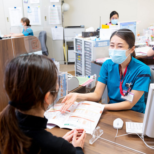東京臨海病院の看護師が患者に案内する様子